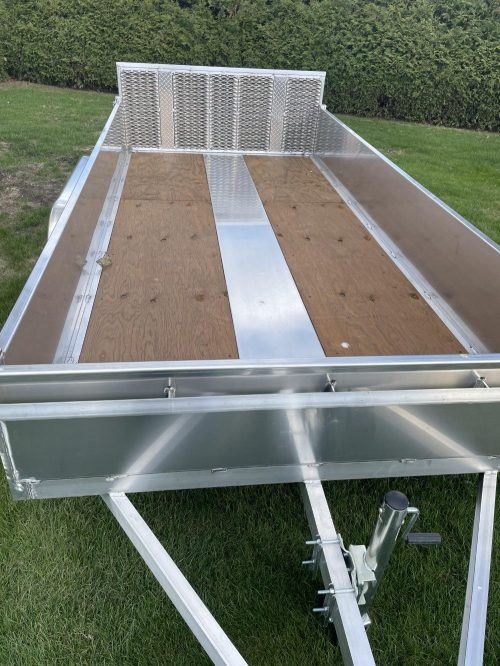 Garde en aluminium pour garage résidentiel sur mesure (1/5)